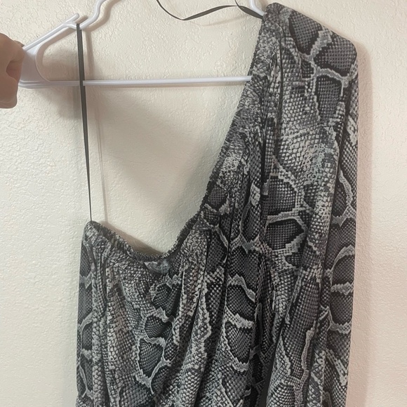 NWT Michael Kors One Shoulder Top 2X Grey Black Snakeskin Asymmetrical Belted - Picture 3 of 8
